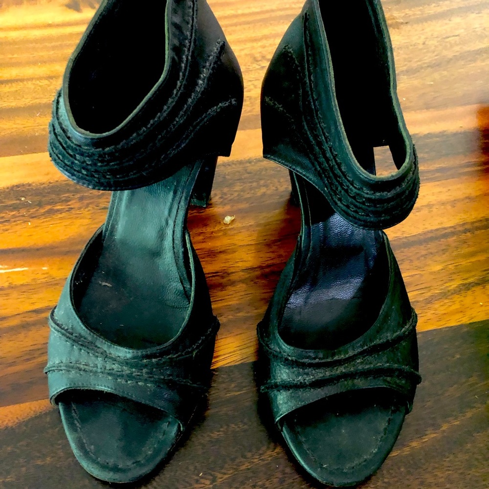 Barney’s New York Italian Black Leather Pumps Sexy, Comfortable & Med Heel Ht.